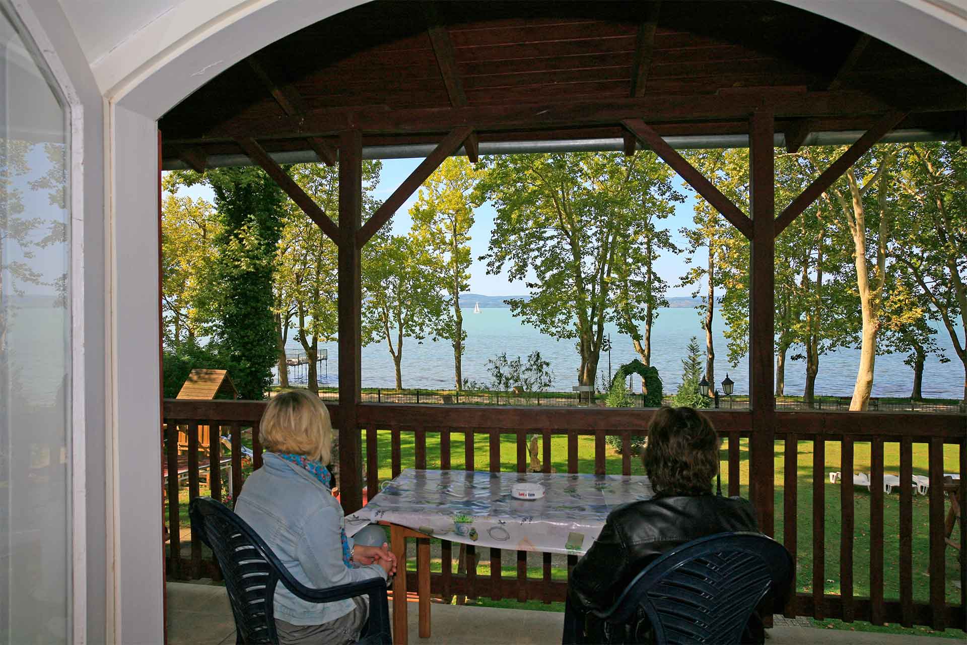 Balatonföldváron, vízparti jellegű üdülőépület saját stéggel eladó