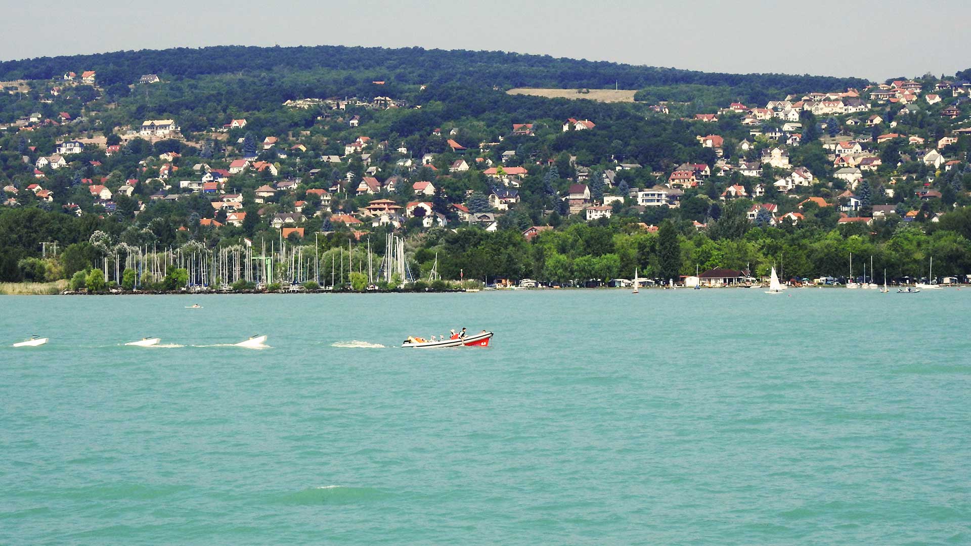 Közvetlen vízparti ingatlanprojekt a Balaton északi partján eladó