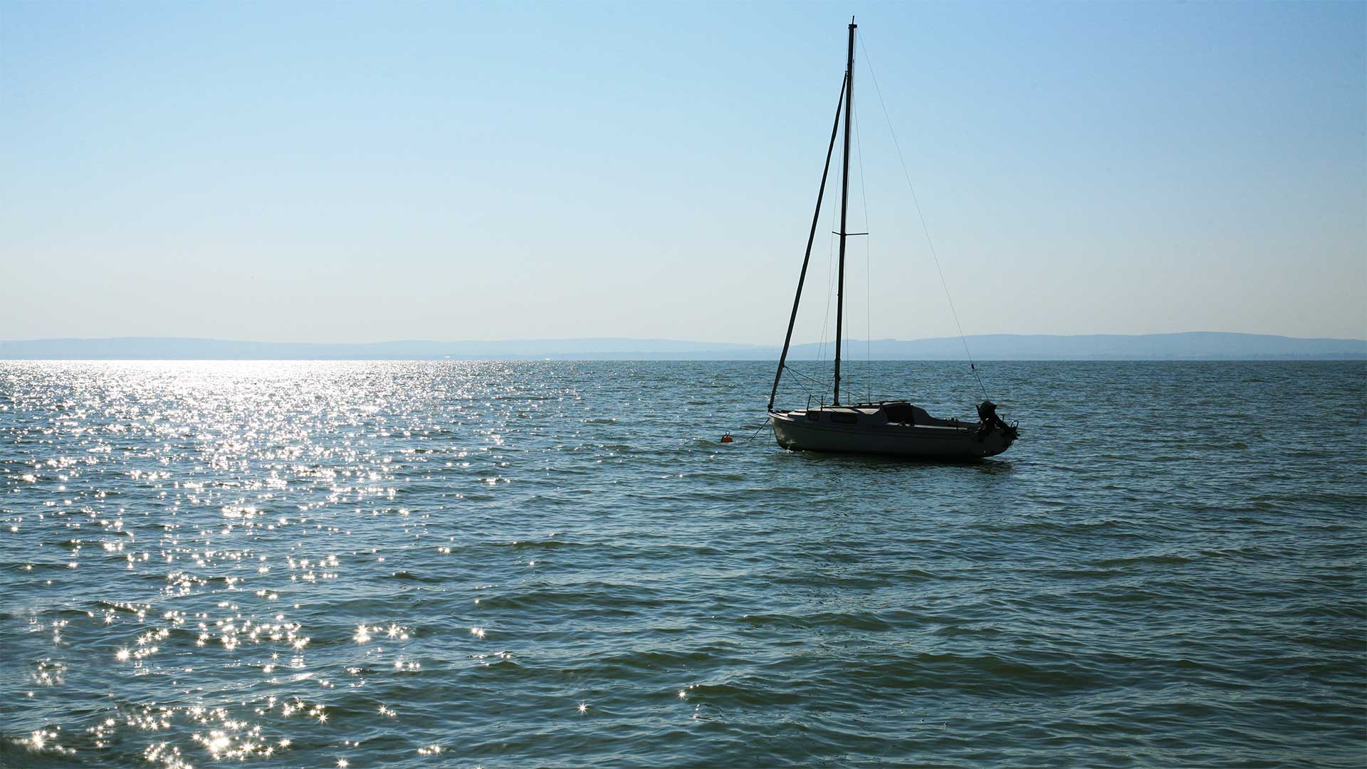 Vízparti nyaraló, a Balatonnál eladó