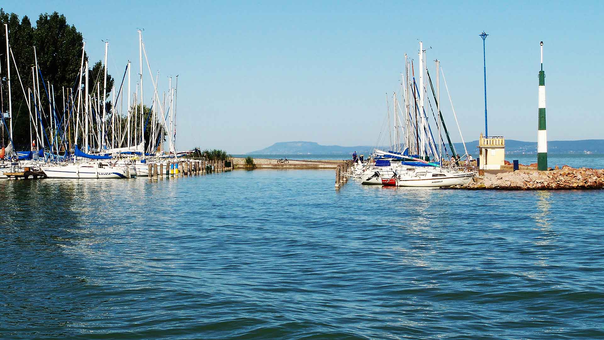 Balatonföldvári kikötő, háttérben a Badacsony.