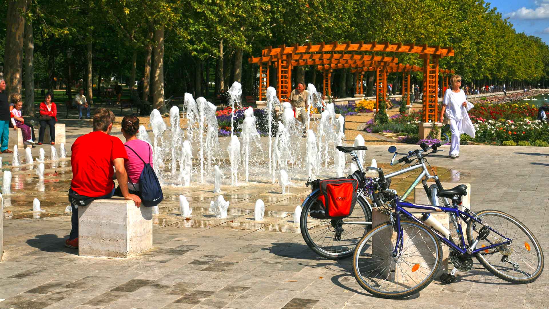 Balatonfüred kikötő, pihenő turisták.