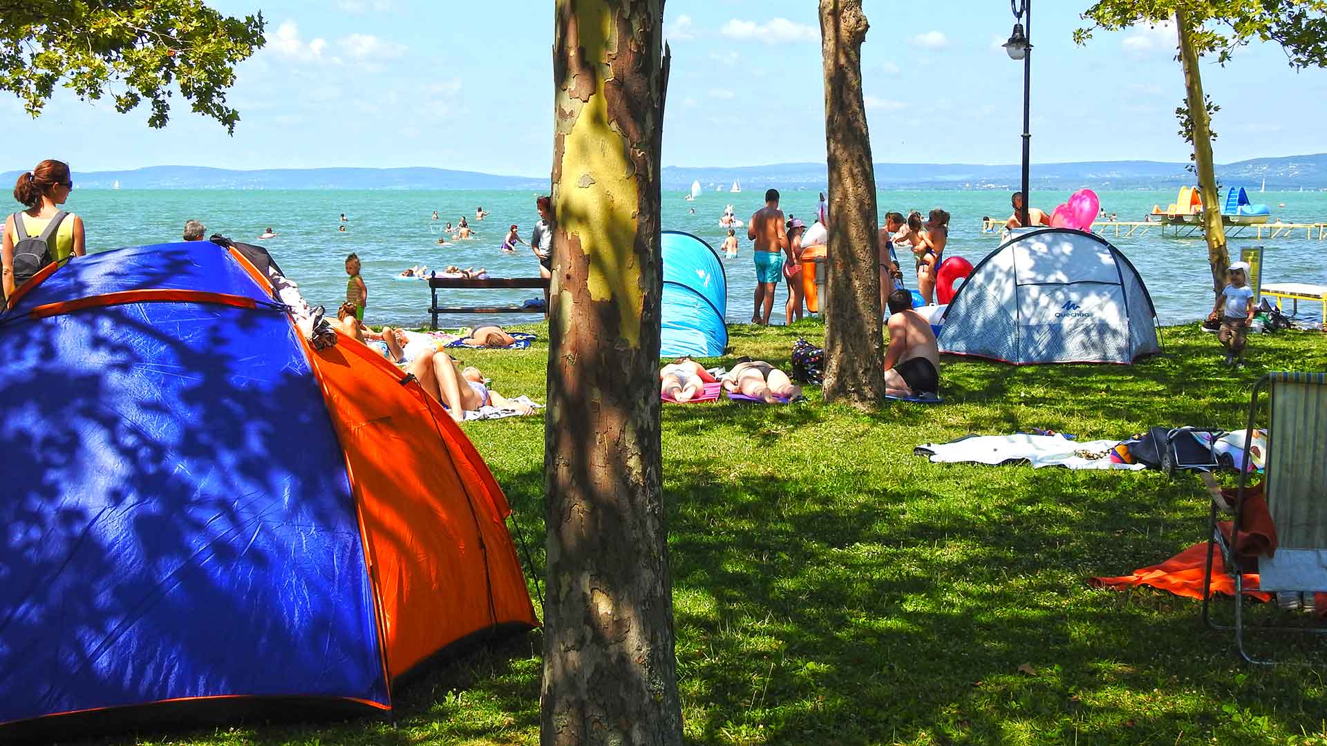 Balatonföldvár, Kvassay sétány, strandolók a Balaton partján.