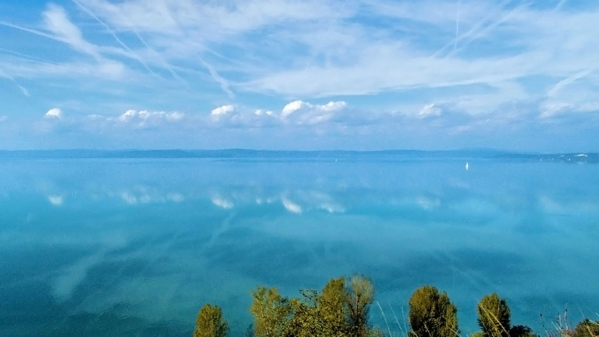 Balatonvilágos magas partjáról letekintve, a Balaton tengerszerű látványt nyújt