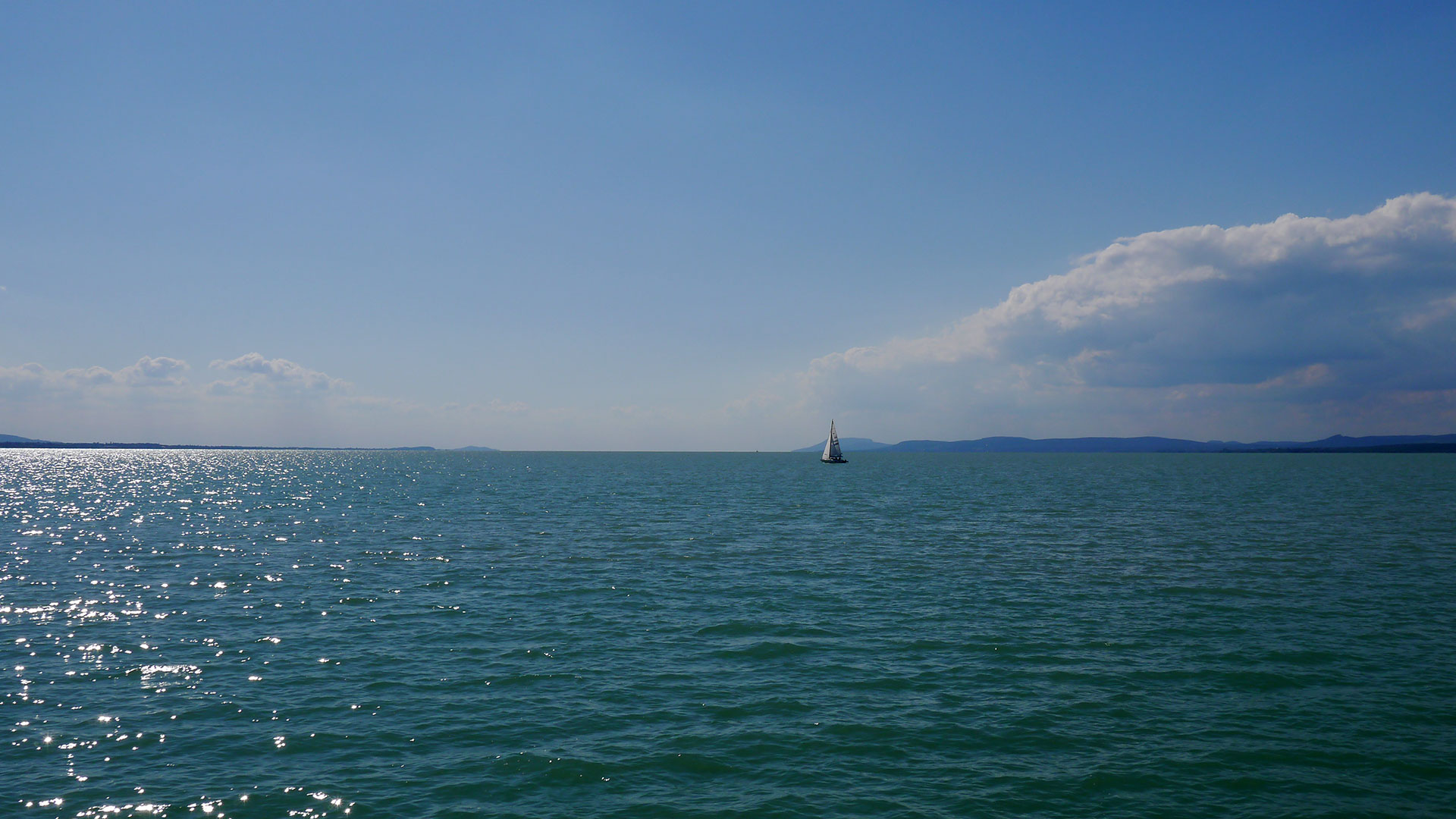 Balaton, ellenfényben.