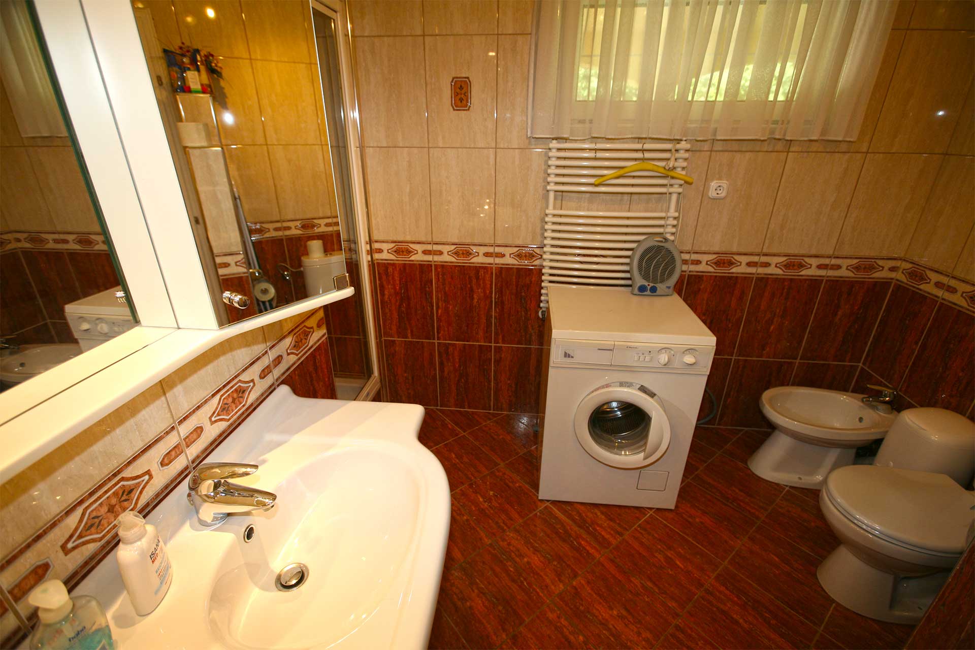 A kép, a 8,40 m2-es fürdőszobát (dupla mosdó, WC, Bidé, Zuhanyozó) ábrázolja.