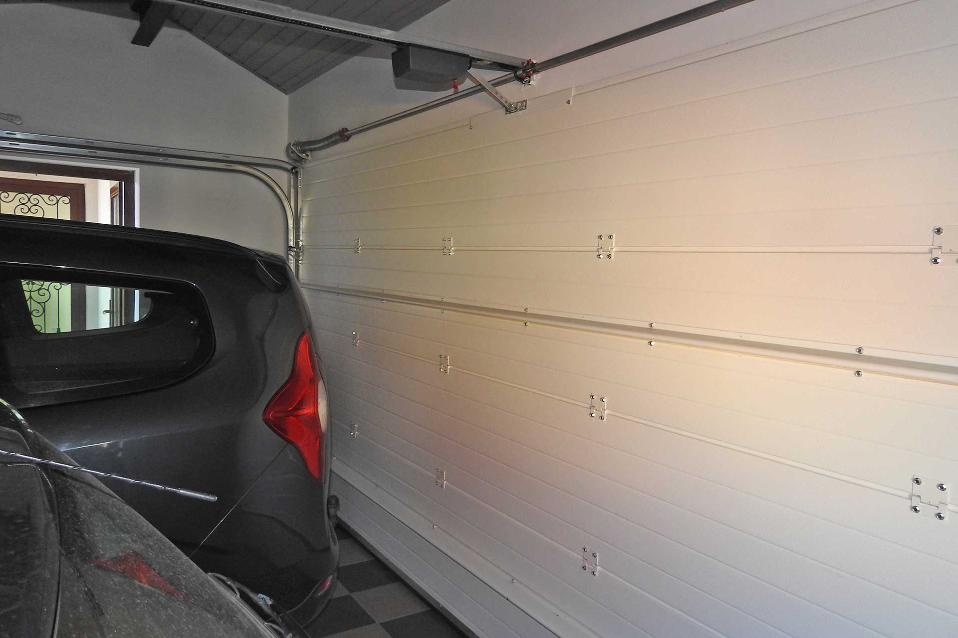 A kép, a balatoni eladó családi ház két autó részére megfelelő garázsában készült. A garázskapu automata.