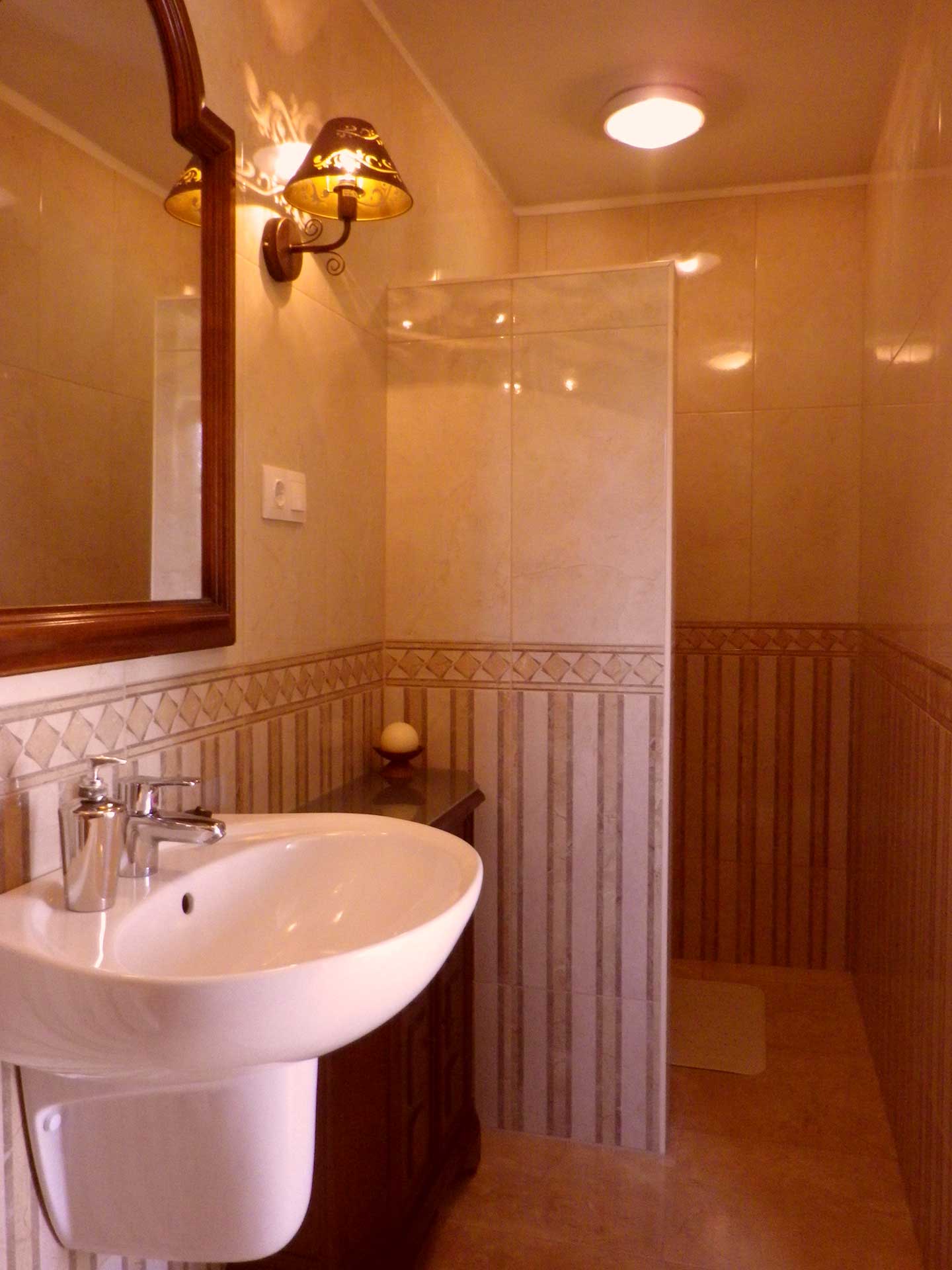 A képen, a Balaton északi partján lévő eladó családi ház egyik apartmanjának fürdőszobája látszik..