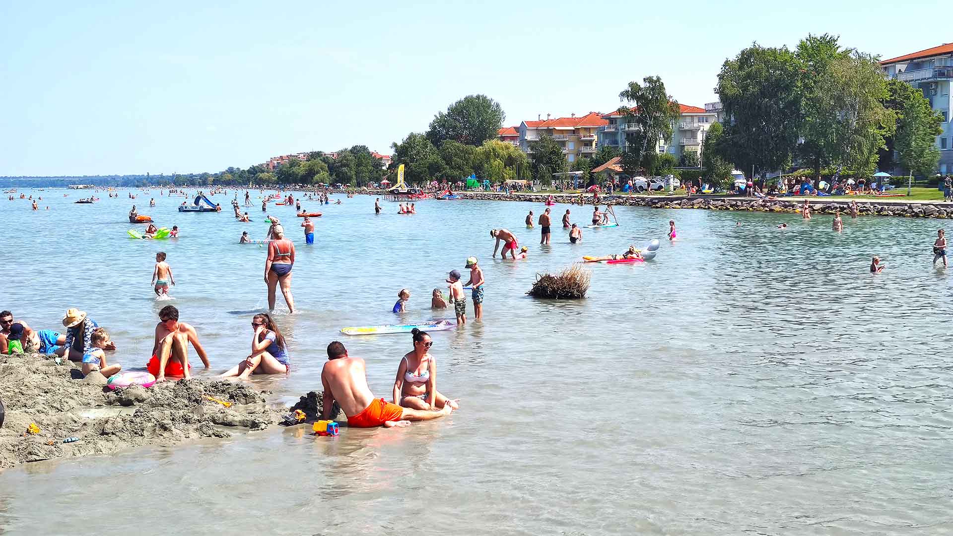 Boldog pancsolás a Balatonban, vidám együttlét családdal, barátokkal. Nagy élet van itt nyaranta.