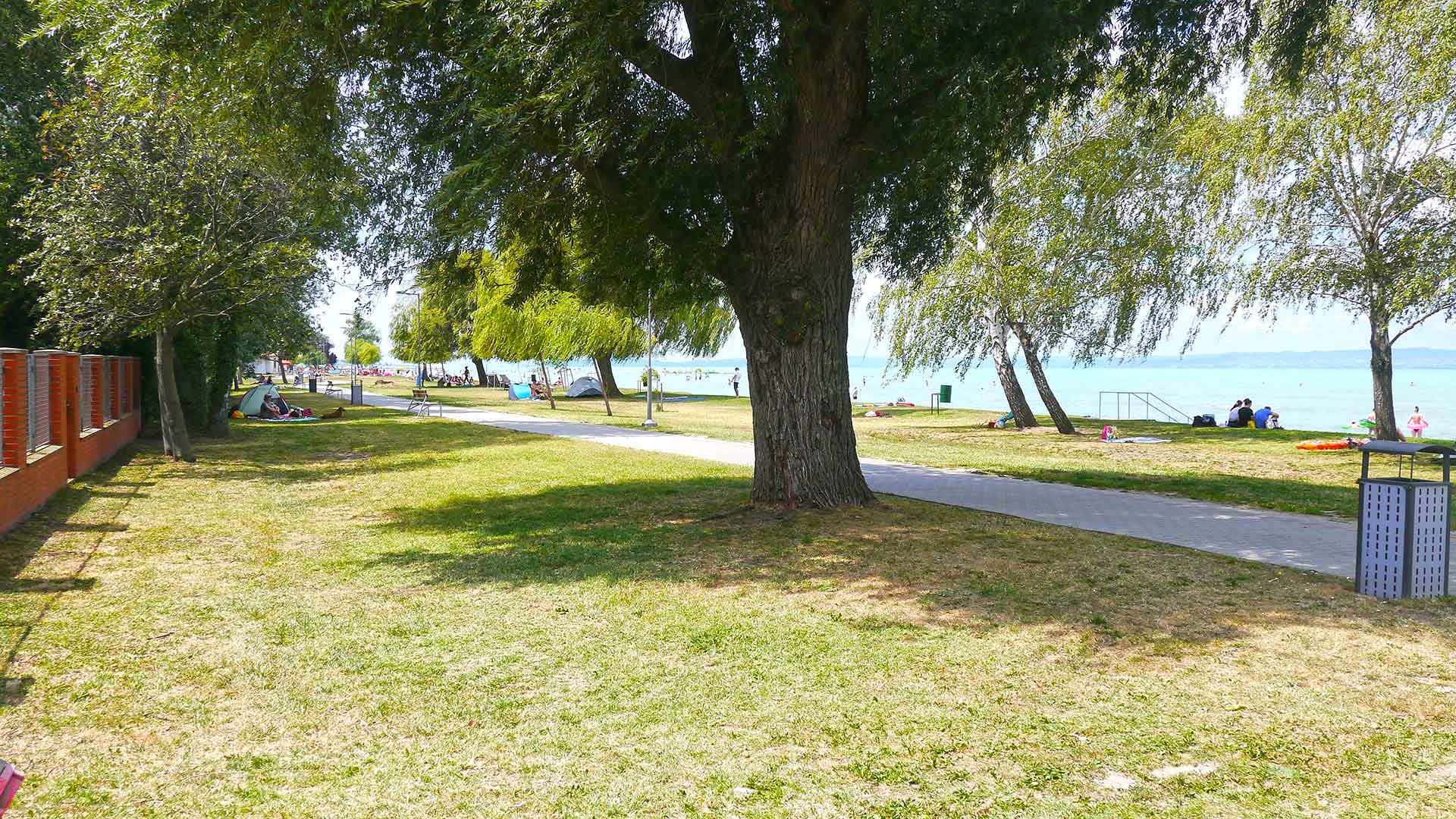 A lakástól kb. 113 méterre van az ingyenesen használható szabad strand