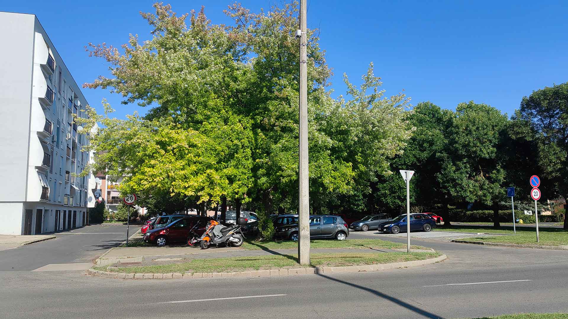 Ingyenes parkolási lehetőség az épületek előtt