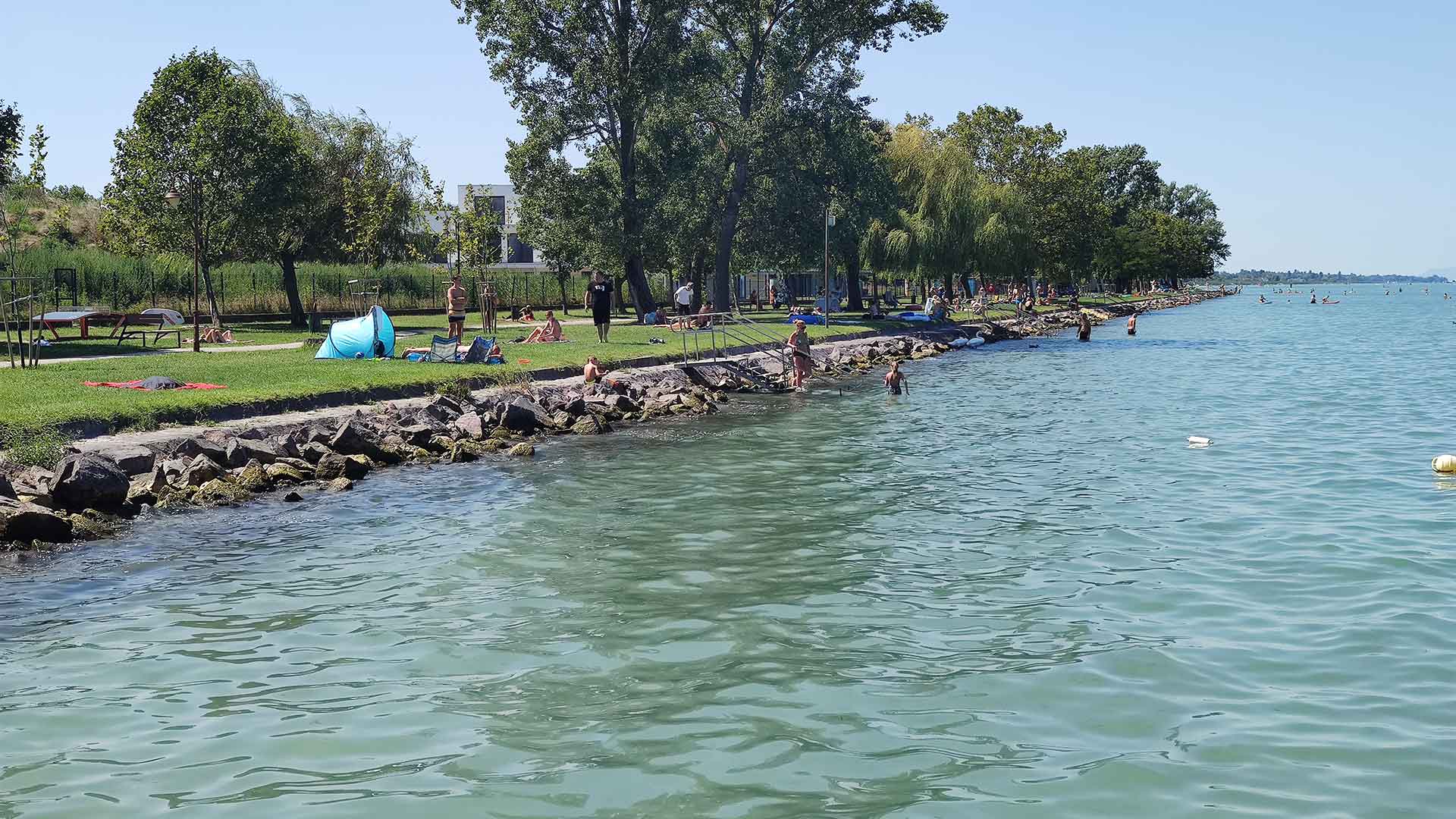 A megépülő társasüdülő lakói a képen látható strandon tudnak fürdeni