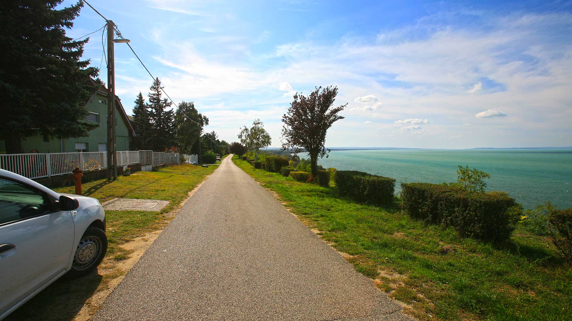 A balatonvilágosi panorámás ingatlanok a magas-parton helyezkednek el