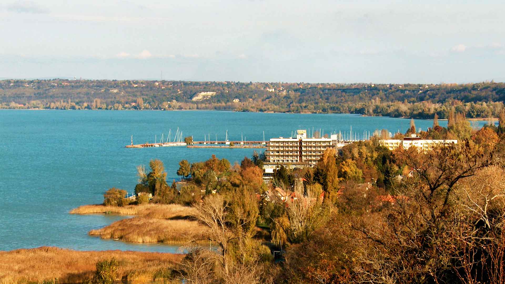 Gyönyörű, őszi kép, Balatonvilágos, magas-partjáról