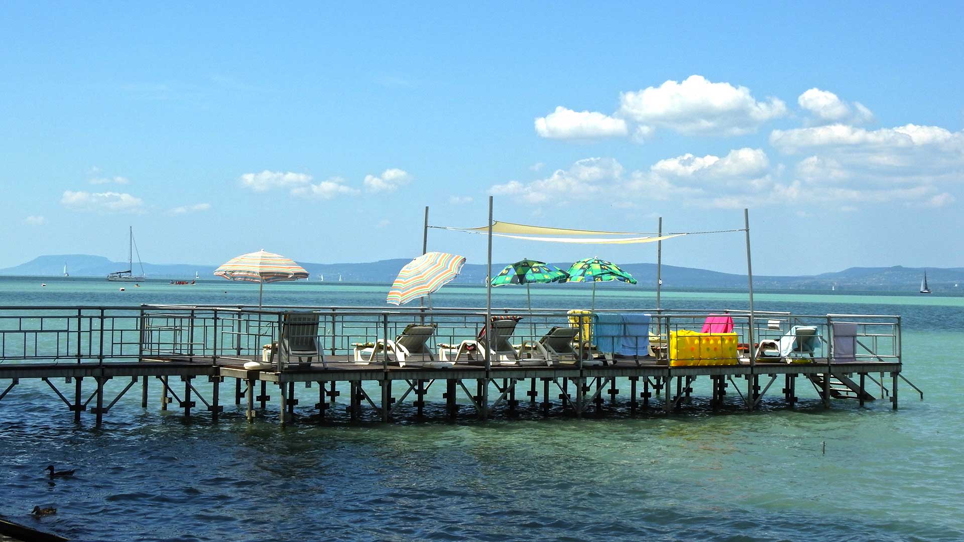 Balatonföldváron több strand is található