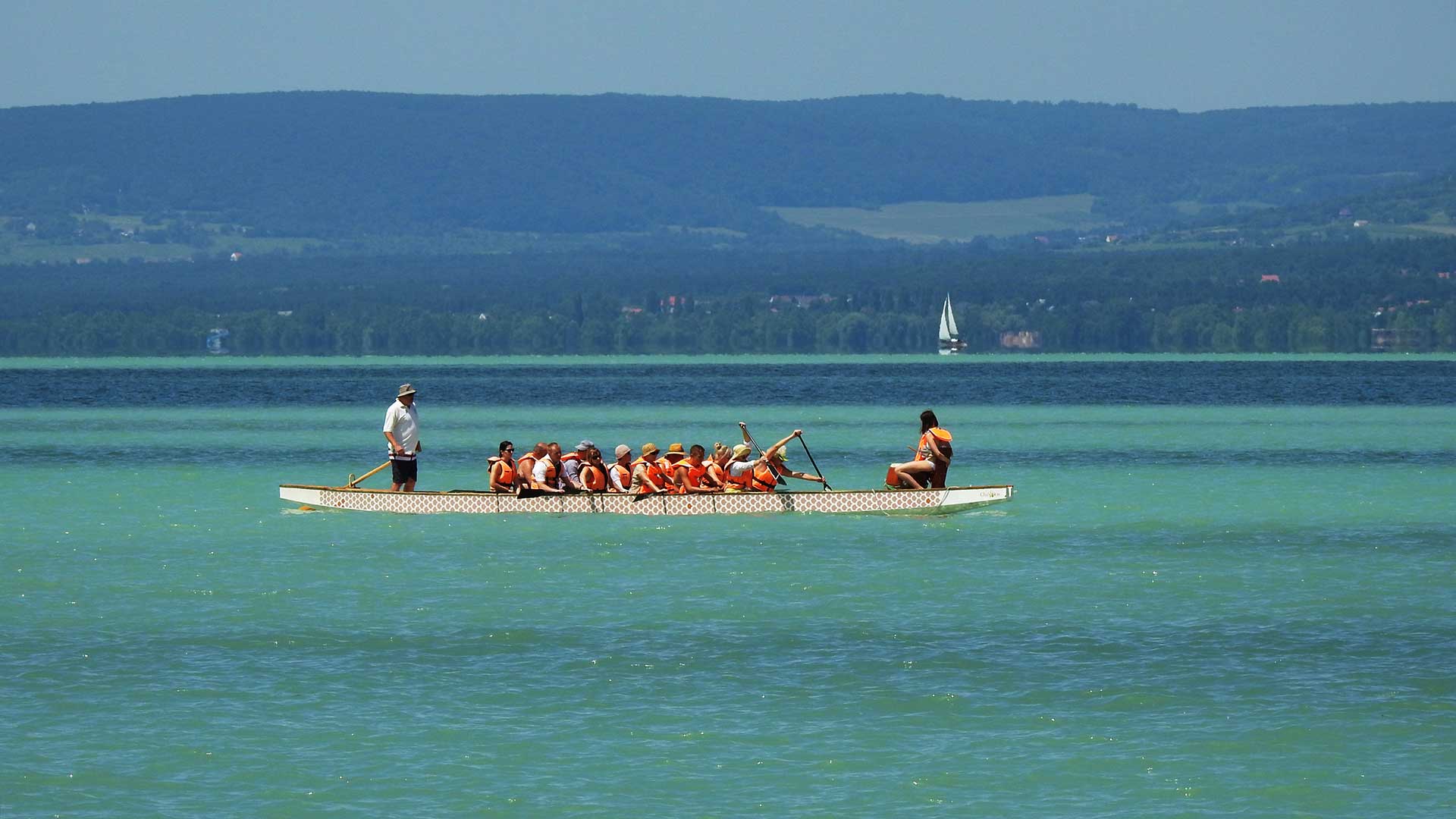 A képen, egy balatonföldvári sárkányhajó látható