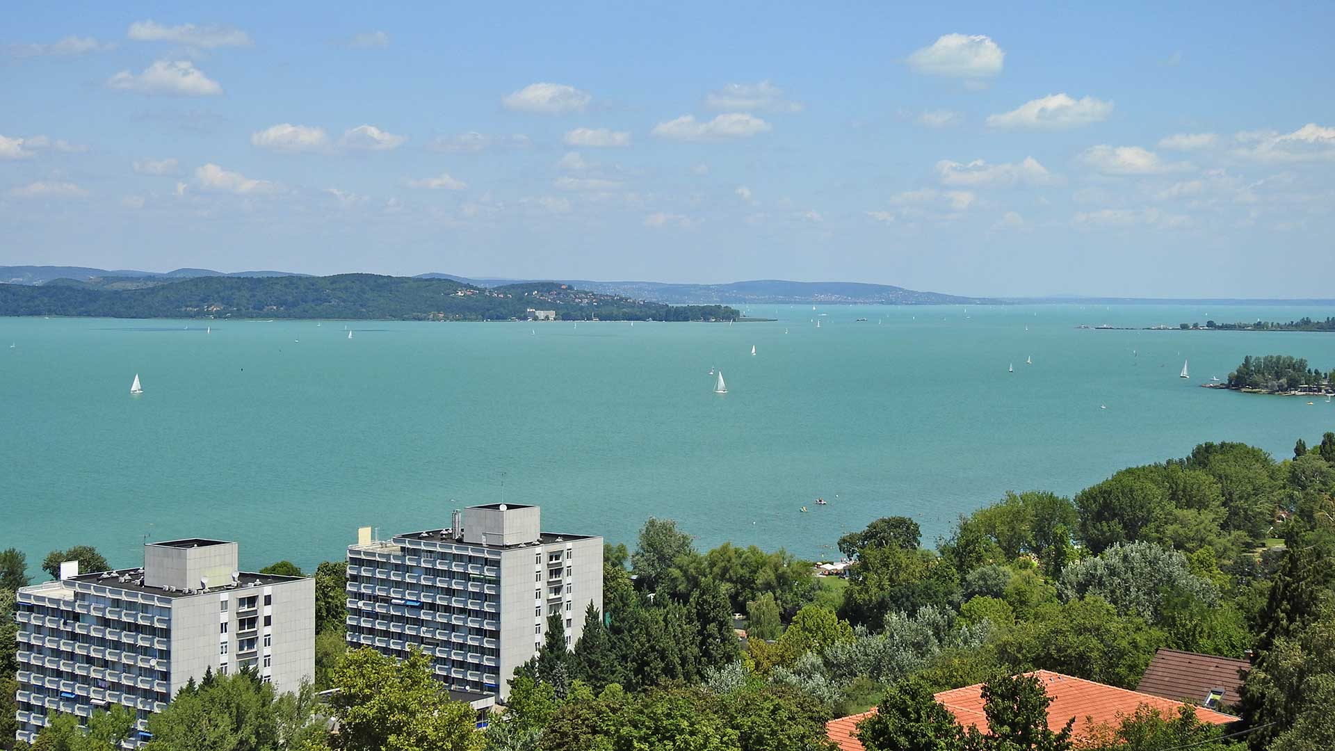 Balatonföldvár vonz erejét növeli a parti sétányáról és az egykori földvár részét képező magas partról nyíló panoráma