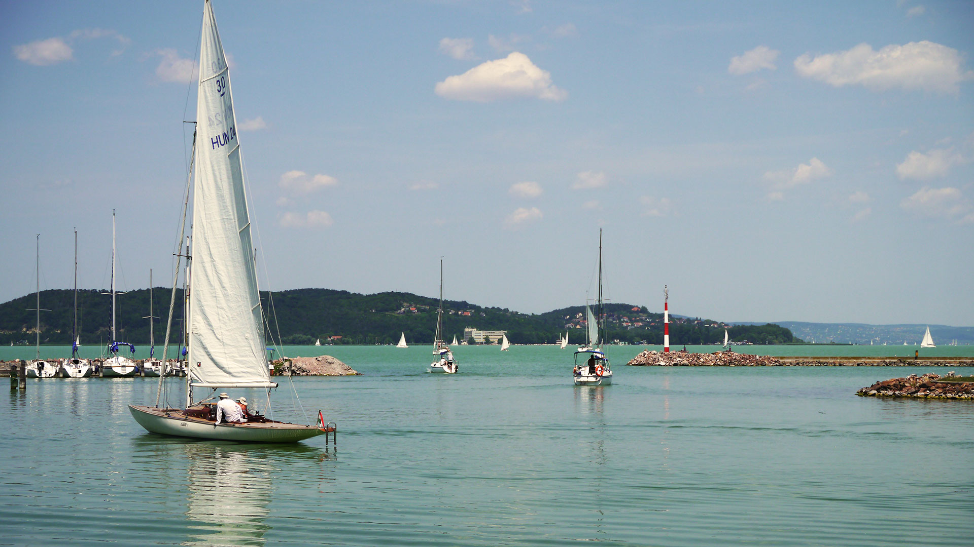 Balatonföldváron található, a déli part legszebb kikötője a Galamb-szigettel