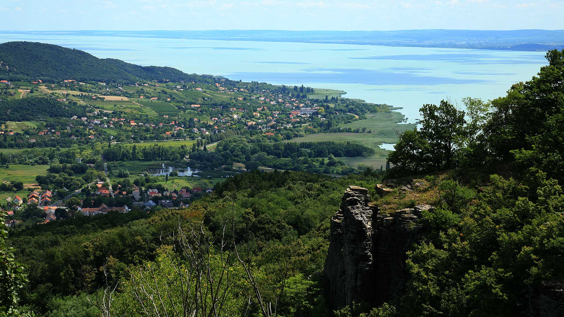 Panorámás kilátás a Balatonra