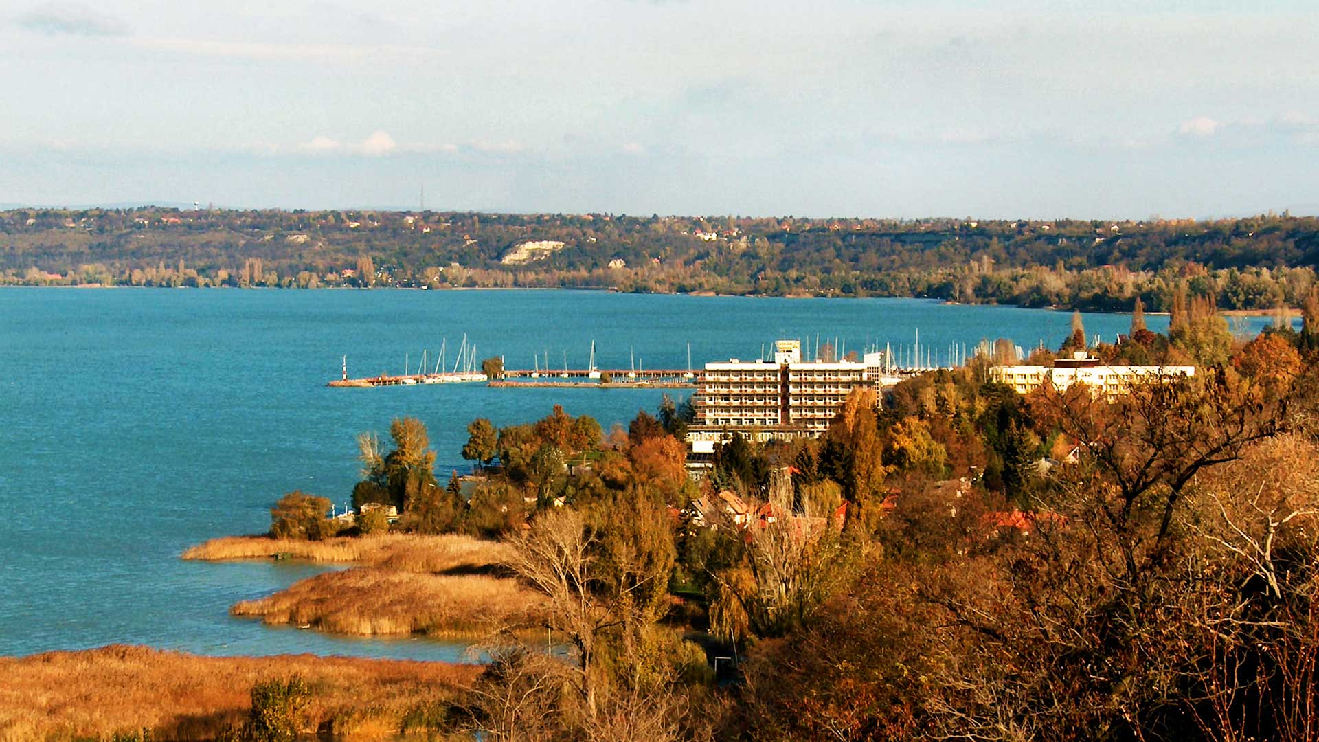 Sokak szerint, a déli partról szép kilátás, panoráma nyílik a túlpart hegyeire