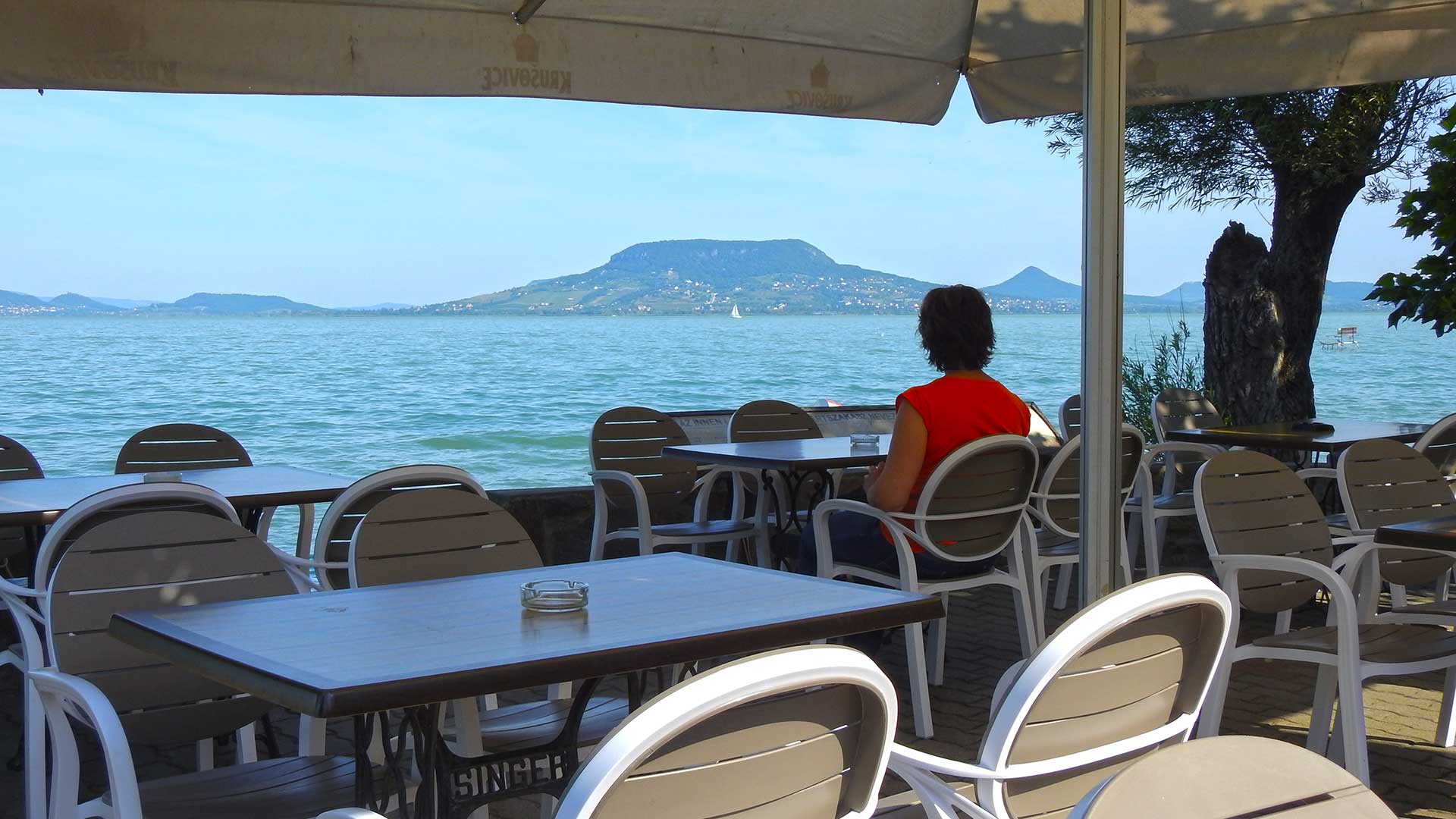 A Balaton déli partjáról balatoni panoráma nyílik a Badacsonyra és a tanú-hegyekre