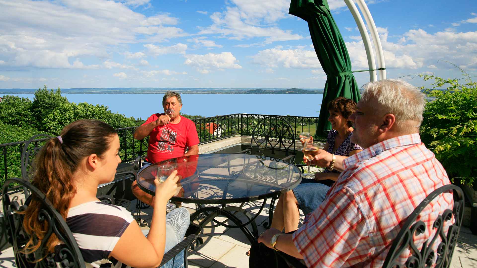 A Balaton kicsit távolabb van, de a szép panoráma mindenért kárpótolja az ingatlan tulajdonosát