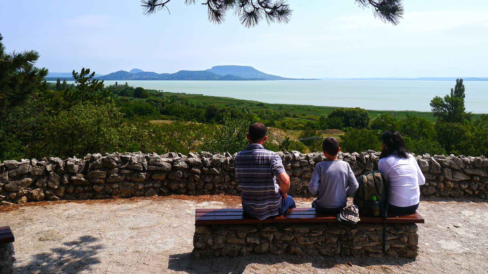 A balatongyöröki szép kilátóból panorámás kilátás van Badacsonyra  és a tanú-hegyekre