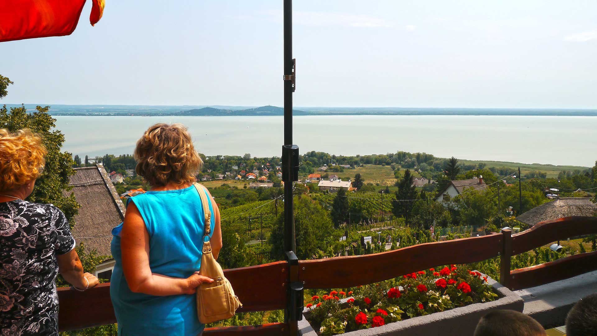 Balatoni panoráma és kilátás a badacsonyi Kisfaludy Ház étterméből 