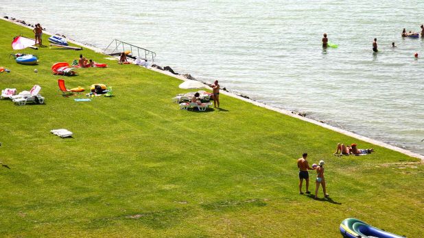 A Balaton déli partján, vízparti társasüdülőben, apartman eladó, ahol vízparti élmények várják