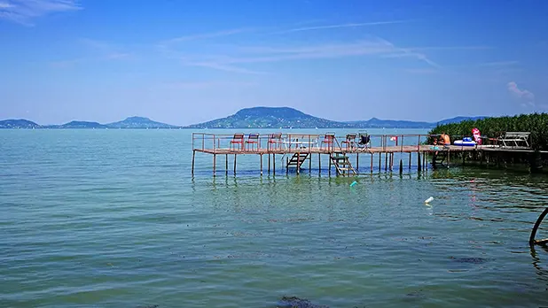 A Balaton déli partján, közvetlen vízparti építési telek eladó.