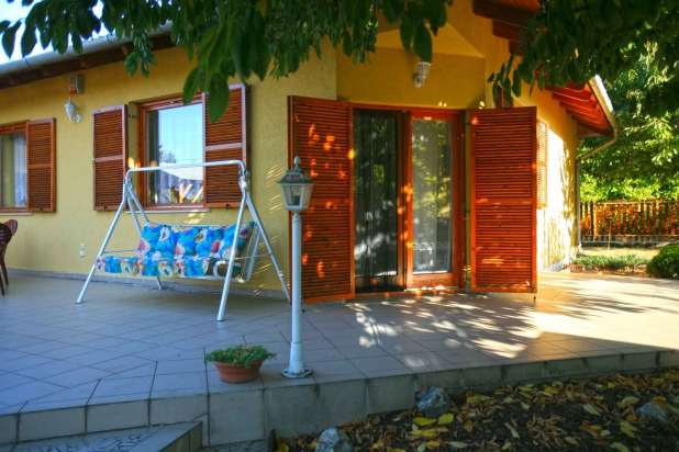 Budapesthez közeli új balatoni lakóház eladó