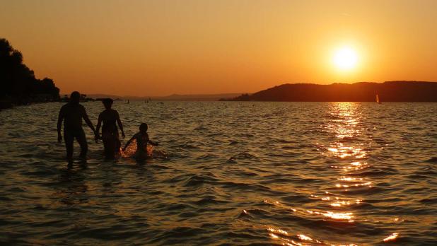 A 3 kilométer hosszú vízparton nagyokat lehet sétálni és gyönyörködni a naplementében