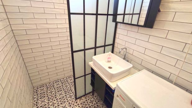 A fürdőszobán van ablak, ezáltal világos és a szellőztetés természetes módon biztosítható