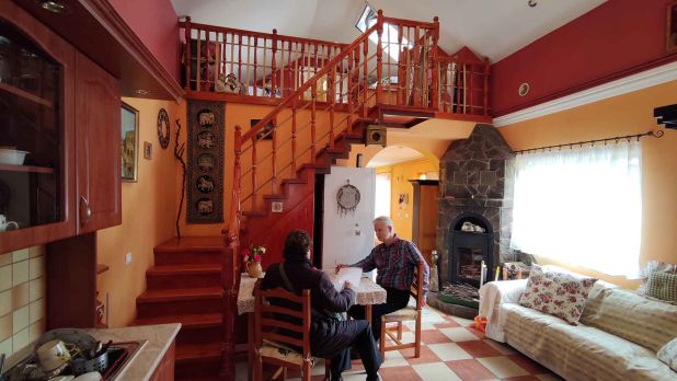 A képen, a 23,99 m2-es nappali,- konyha,- étkező látható a kandallóval