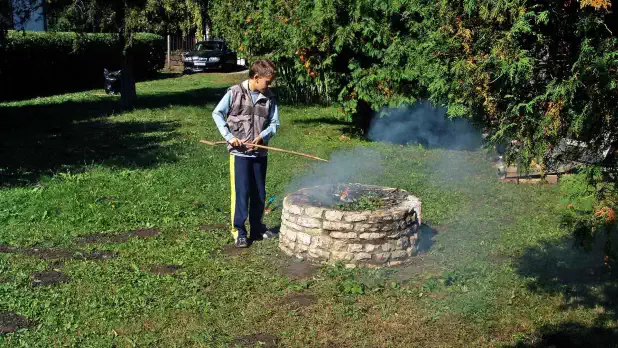 Romantikus nomádkodás a Balatonnál. A telken mindig keletkezik annyi égetni való, hogy lehessen tüzeskedni.