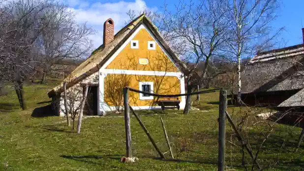 Vannak akik egy kicsit távolabb, de balatoni panorámával vesznek présház-nyaralót.