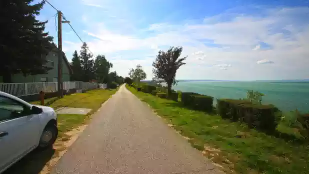 A balatonvilágosi panorámás ingatlanok a magas-parton helyezkednek el