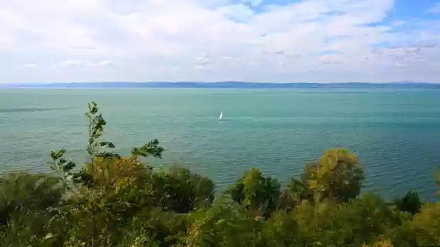 A Balaton itt, Balatonvilágoson a legszélesebb, 14 kilométer