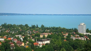 Balatonalmádiban eladó házakat, nyaralókat, telkeket keresek