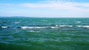Balaton, bukóhullámok. Ha hirtelen támad fel a szél, még nem keveredett fel a víz, akkor lehet ilyet fotózni. Kék víz, fehér hullámok.